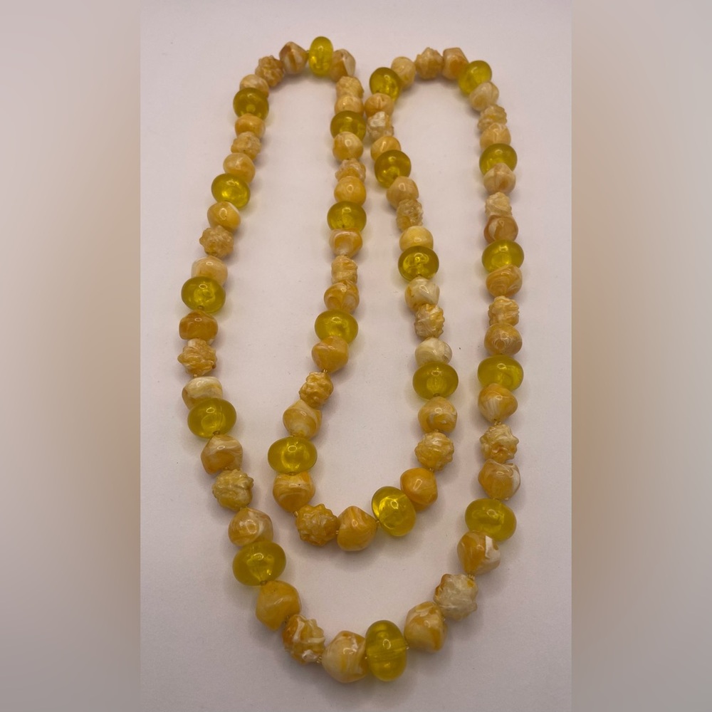Vintage Long Strand of Molded Lucite Beads from the 1960s - Picture 4 of 6